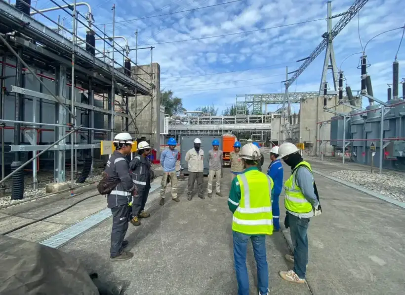 ทีมงานประชุมความปลอดภัยในพื้นที่สถานีไฟฟ้า