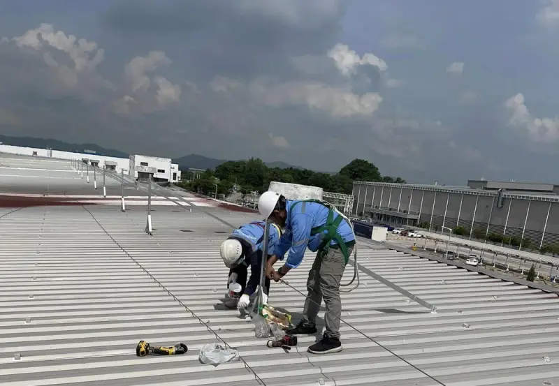 ติดตั้งระบบ Safety Lifeline บนหลังคาสำหรับพื้นที่ปฏิบัติงาน — ภาพหน้างาน 1