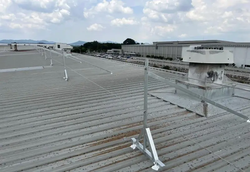 ติดตั้งระบบ Safety Lifeline บนหลังคาสำหรับพื้นที่ปฏิบัติงาน — ภาพหน้างาน 2