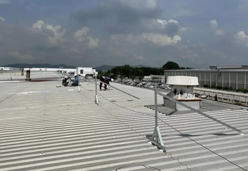 ติดตั้งระบบ Safety Lifeline บนหลังคาสำหรับพื้นที่ปฏิบัติงาน — ภาพหน้างาน 6