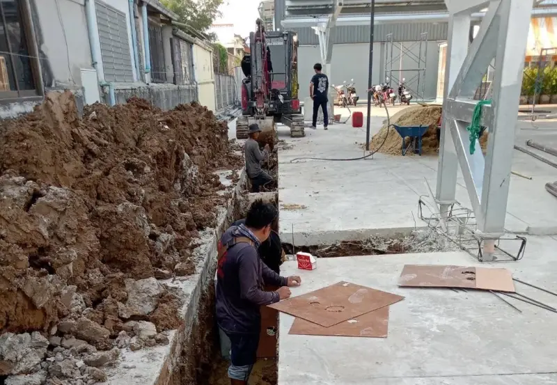 ติดตั้งท่อร้อยสายและเดินสายไฟฟ้าใต้ดินภายในพื้นที่โครงการ — ภาพหน้างาน 1