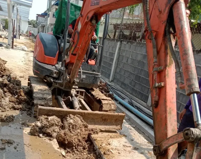 ติดตั้งท่อร้อยสายและเดินสายไฟฟ้าใต้ดินภายในพื้นที่โครงการ — ภาพหน้างาน 3