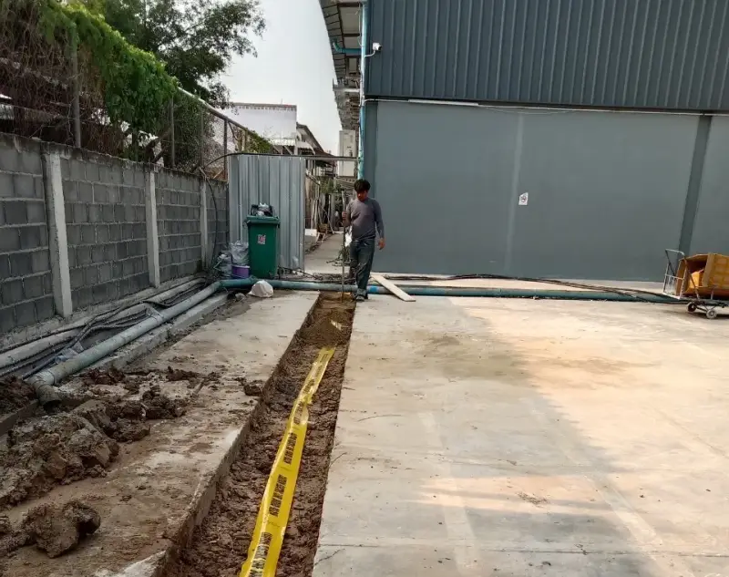 ติดตั้งท่อร้อยสายและเดินสายไฟฟ้าใต้ดินภายในพื้นที่โครงการ — ภาพหน้างาน 6